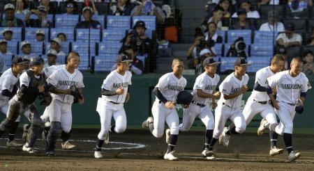 　聖カタリナ学園に勝利し、応援席に駆け出す岡山学芸館ナイン＝甲子園