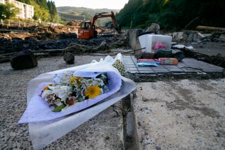 　能登半島の記録的豪雨で犠牲となった喜三翼音さんの自宅周辺に供えられた花束＝２１日午前、石川県輪島市久手川町