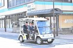 グリーンスローモビリティの１回目の実証実験の様子＝２０２３年１１月２日、若桜町の若桜駅