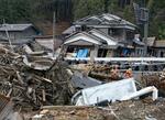 　石川県輪島市町野町で傾いたまま残る家屋＝３０日午後