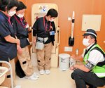 豊岡署員（右）から点検時の注意点などを聞く参加者＝１１日、豊岡市戸牧の豊岡病院