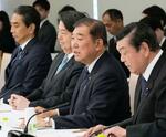 　「新しい地方経済・生活環境創生本部」の会合で発言する石破首相（右から２人目）＝２４日午前、首相官邸