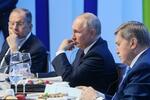 　２８日、ロシア・サンクトペテルブルクで、ウクライナ危機に関するアフリカ諸国首脳との会談に臨んだプーチン大統領（中央）とラブロフ外相（左）（タス＝共同）