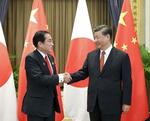 　岸田首相（左）と握手する中国の習近平国家主席＝２０２２年１１月１７日、バンコク（新華社＝共同）
