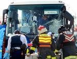 　事故でフロントガラスが割れた観光バス＝１８日午前１０時１５分、奈良県橿原市