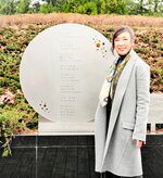 完成した植村直己さんをイメージした楽曲「星のクライマー」の歌碑。作詞した松任谷由実さんが除幕式に駆けつけ、完成を祝った＝１７日、豊岡市日高町伊府（上飯坂一提供）