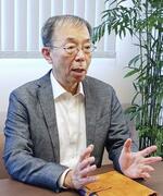 　インタビューに答えるシャープの元エンジニアの岡崎淳新潟電子工業社長