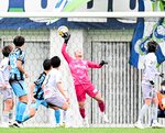 鳥取―ＦＣ大阪　ガイナーレは前半４３分、左ＣＫから放たれたヘディングシュートをＧＫ高麗（中央）が何とかはじく＝大阪府東大阪市の花園ラグビー場