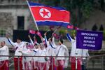 　パリ五輪の開会式で、セーヌ川を船でパレードする北朝鮮の選手団＝２６日、パリ（ＡＰ＝共同）