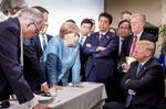 　２０１８年６月、カナダでのＧ７サミットでトランプ米大統領（右端）に向かい身を乗り出すドイツのメルケル首相（中央左）と、腕を組む安倍首相（ドイツ政府提供、ＡＰ＝共同）