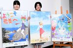製作した観光ポスターを掲げる房安さん（左）と福間さん＝岩美町浦富の岩美高