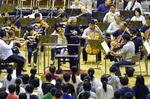 　２０１７年１０月、水戸市で「子どものための音楽会」で指揮する小澤征爾さん（中央）