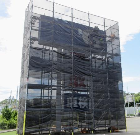 　旧ビッグモーターの大型看板の撤去工事＝１９日、東京都多摩市