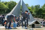 　「慰霊の園」を清掃するＪＡＬエンジニアリングの社員＝２９日午前、群馬県上野村