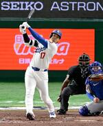 　米大リーグ、カブス戦の５回、右中間に今季初本塁打を放つドジャース・大谷翔平＝１９日、東京ドーム