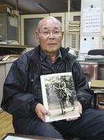 　父・栄太郎さんの思い出を語る諏訪一男さん＝２０２３年１２月、滋賀県東近江市
