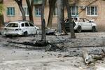 　２３日、ウクライナ・キーウの集合住宅の一角で、爆発により大破した車や電柱（共同）