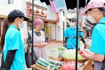 学生らと会話を楽しみながら買い物をする地域住民（左から２人目）＝２５日、倉吉市西町