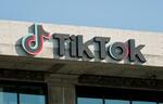 　ＴｉｋＴｏｋ（ティックトック）の米国本社に掲げられたロゴ＝１８日、米カリフォルニア州（ロイター＝共同）