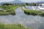 　小学生３人が溺れて死亡した犬鳴川（手前）と山口川の合流部＝２２日、福岡県宮若市