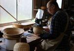 　伝統の製造方法で麦わら帽子を作る職人＝２日、埼玉県春日部市