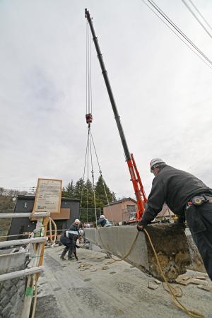 　「勝手橋」の撤去作業＝１２日午前、福島県いわき市