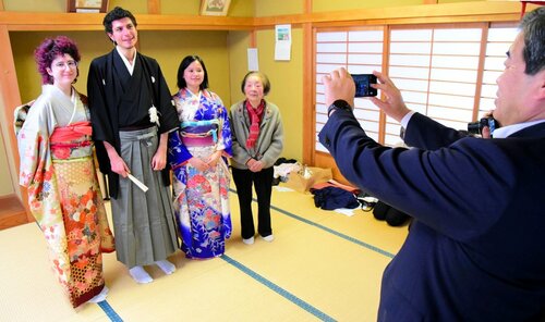 着物を着て写真に納まる留学生と福井さん（右）＝１２日、倉吉市小田の伯耆しあわせの郷