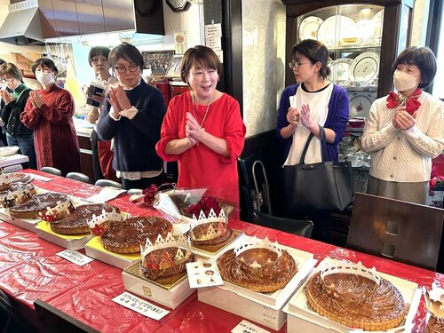 ガレット・デ・ロワや公現祭の由来について解説する岸本代表（右から３人目）