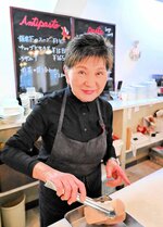 阪神大震災後、Ｕターンしてパスタ店を営む川本さん＝鳥取市雲山のフレスカ