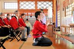  祭りの成功を祈願する伊木市長＝２０日、米子市博労町２丁目の勝田神社 