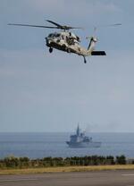 　屋久島空港に着陸する米軍のヘリ＝３日、鹿児島県・屋久島