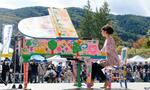 　修復されたピアノを演奏するピアニストの西村由紀江さん＝２１日午後、福島県浪江町津島地区