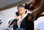 取材中に石破茂氏から電話で選出報告を受ける佳子夫人＝２７日、鳥取市末広温泉町の白兎会館