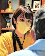 長男の話を聞く竹内記者。行方不明の母親の写真立てが自宅に大事に飾られている（写真右上）＝６月１３日、鳥取県東部