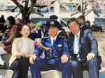 　兵庫県警警察学校で両親と写真に納まる木戸大地さん（中央）＝２００９年４月ごろ（父一仁さん提供・画像の一部を加工しています）