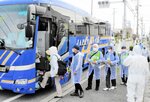 避難訓練でバスに乗り込む境港市の住民＝１６日、鳥取県境港市湊町