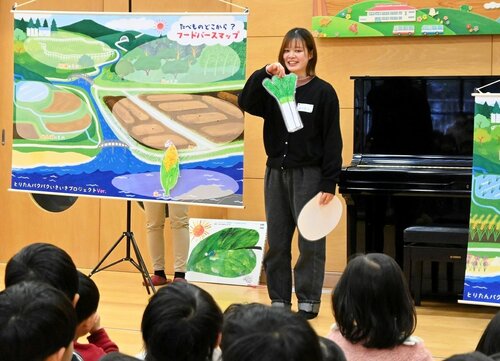 野菜が育つ場所について説明する学生