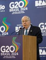 　Ｇ２０外相会合閉幕後に、議長総括を読み上げるブラジルのビエイラ外相＝２２日、ブラジル・リオデジャネイロ（共同）