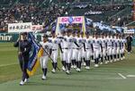 　第９６回選抜高校野球大会の開会式で、入場行進する日本航空石川の選手たち＝１８日午前、甲子園球場