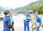 地図を広げて周辺の状況などを確認する関係者ら＝１６日、三朝町中津の中津ダム