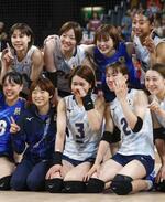 　ケニアに勝利し記念写真に納まる日本。前列中央は涙ぐむ古賀＝パリ（共同）