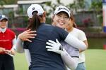 　米女子ゴルフのブルーベイＬＰＧＡで優勝し、喜ぶ竹田麗央＝９日、中国・海南島のブルーベイＧＣ（ゲッティ＝共同）