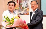 松浦町長から花束を受け取る仲沢さん（左）＝２６日、三朝町三朝の「すーはー温泉」