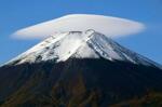 　富士山の山頂をふんわりと覆う笠雲＝２０日午前８時４５分ごろ、山梨県富士吉田市