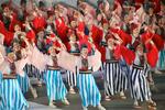　高知市で始まった「よさこい祭り」で、華やかに舞う踊り子たち＝９日夕
