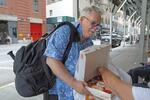 　米ニューヨークの街角で、ホームレスらにドーナツを配るマーク・ホーバスさん＝６月（共同）