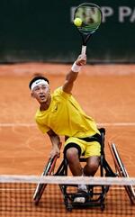 　車いすの部男子シングルス準々決勝でプレーする小田凱人＝パリ（共同）