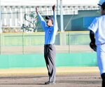 秋季中国地区大会で二塁の塁審を務めた矢田明生さん＝２０２３年１０月、岡山県倉敷市営球場