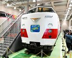 「初代スーパーくろしお」カラーにラッピングされた３８１系＝１２日、京都市の京都鉄道博物館