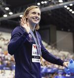 　女子１５００メートル自由形で優勝し声援に応える米国のケイティ・レデッキー＝マリンメッセ福岡